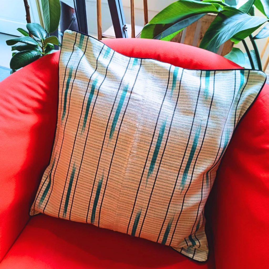 Housse de coussin pagne tissé blanc et vert Atelier Jarama