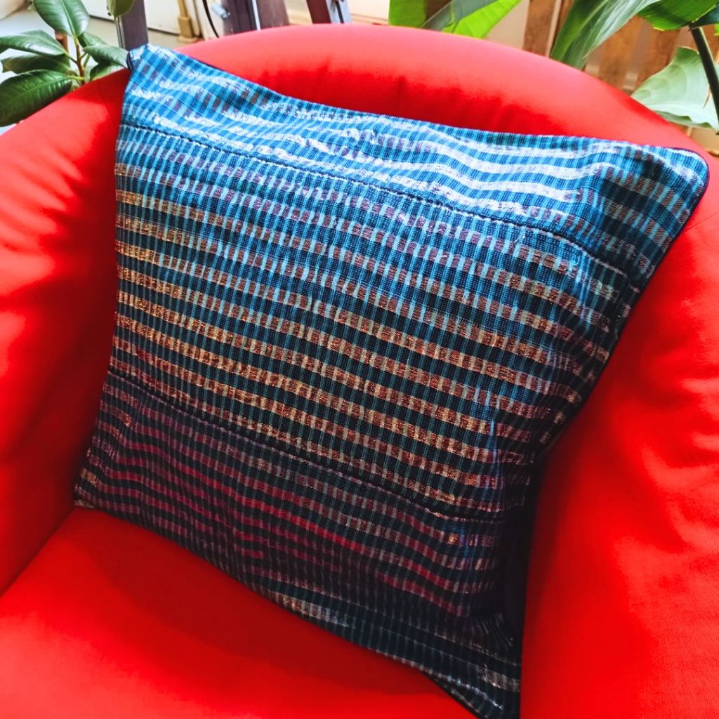 Housse de coussin pagne tissé bleu et argent Atelier Jarama
