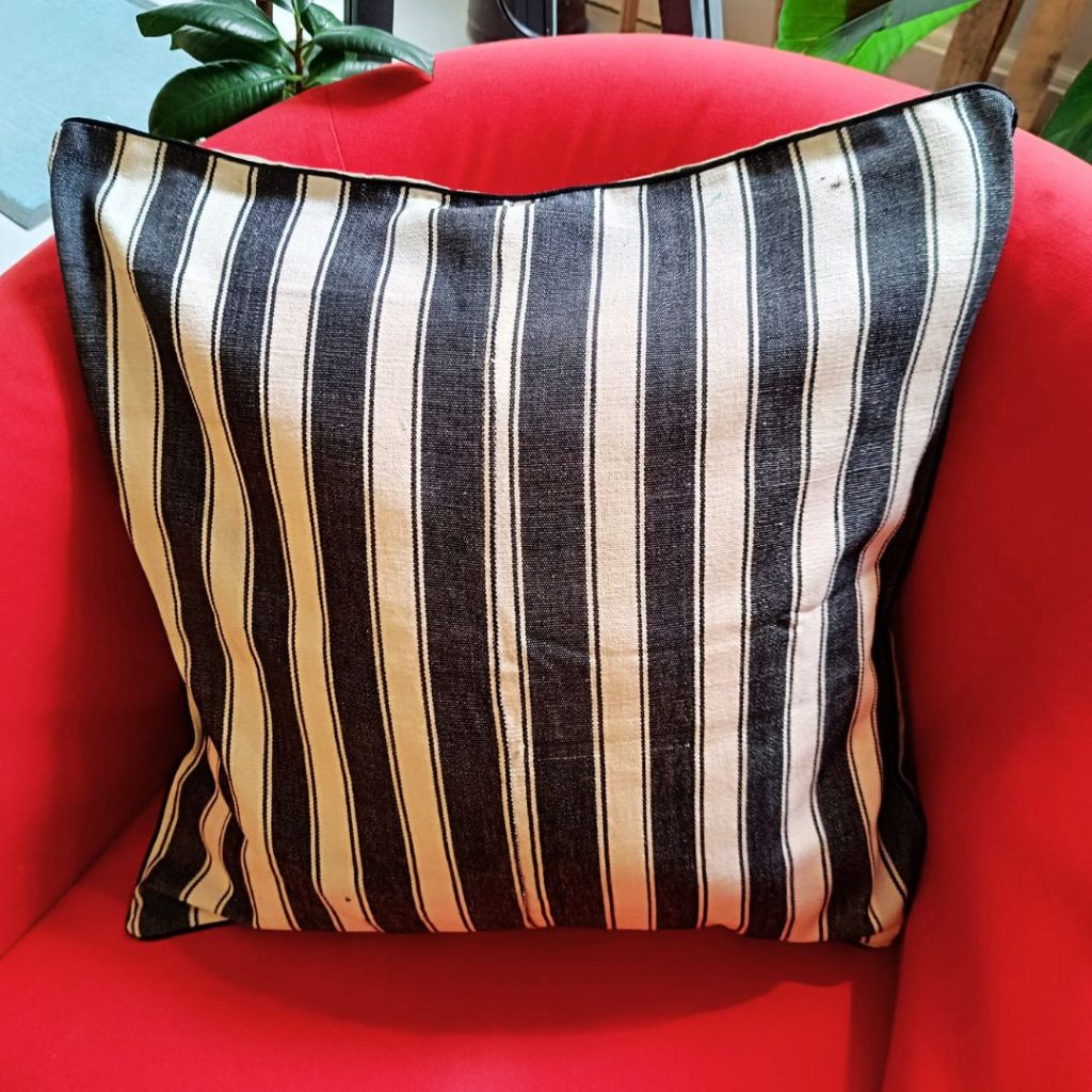 Housse de coussin pagne tissé noir et blanc Atelier Jarama
