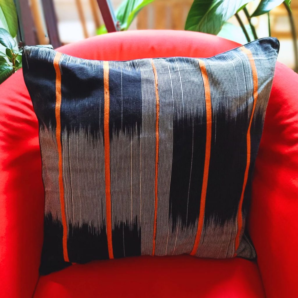 Housse de coussin pagne tissé noir et orange Atelier Jarama